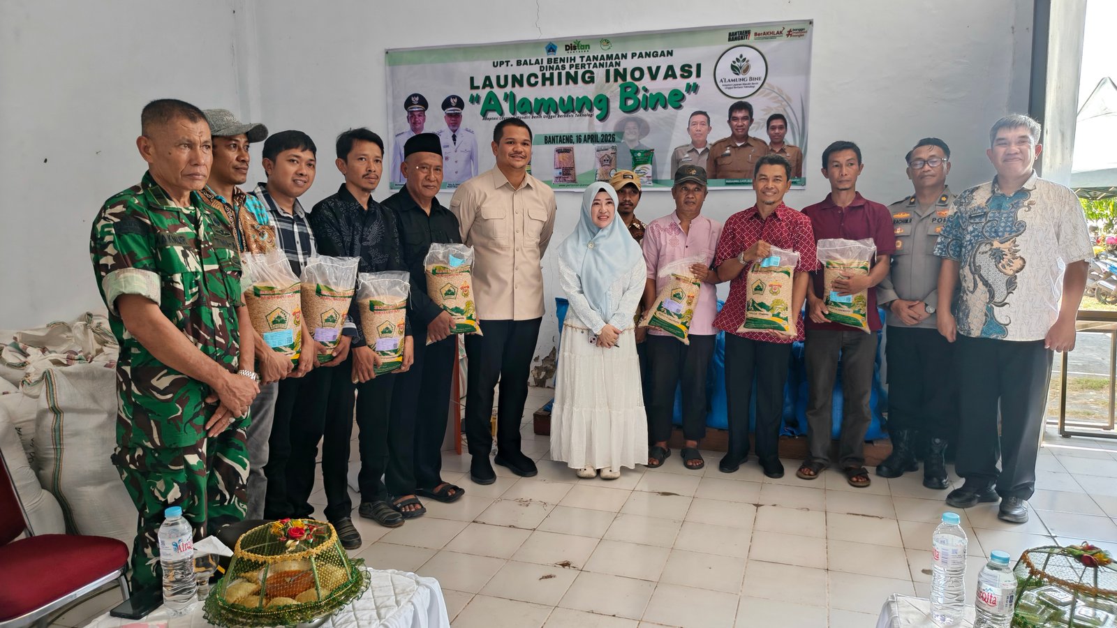 ‎Perkuat Ketahanan Pangan, Bupati Bantaeng Serahkan Benih Unggul dan Uji Rasa Varietas Adaptif Iklim