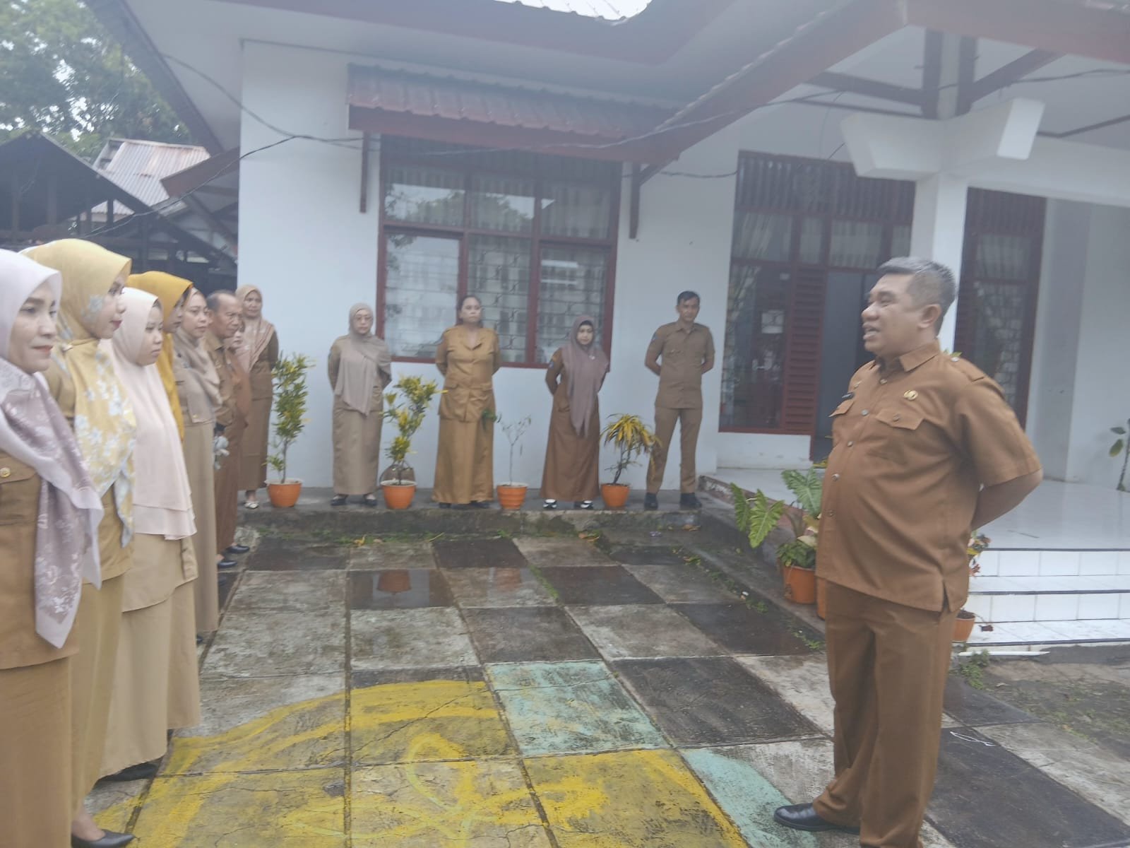 Tunjukkan Kedisiplinan, Dinas Pertanian Bantaeng Gelar Apel Pagi di Tengah Gerimis sekaligus Penyerahan SK PPPK Paruh Waktu